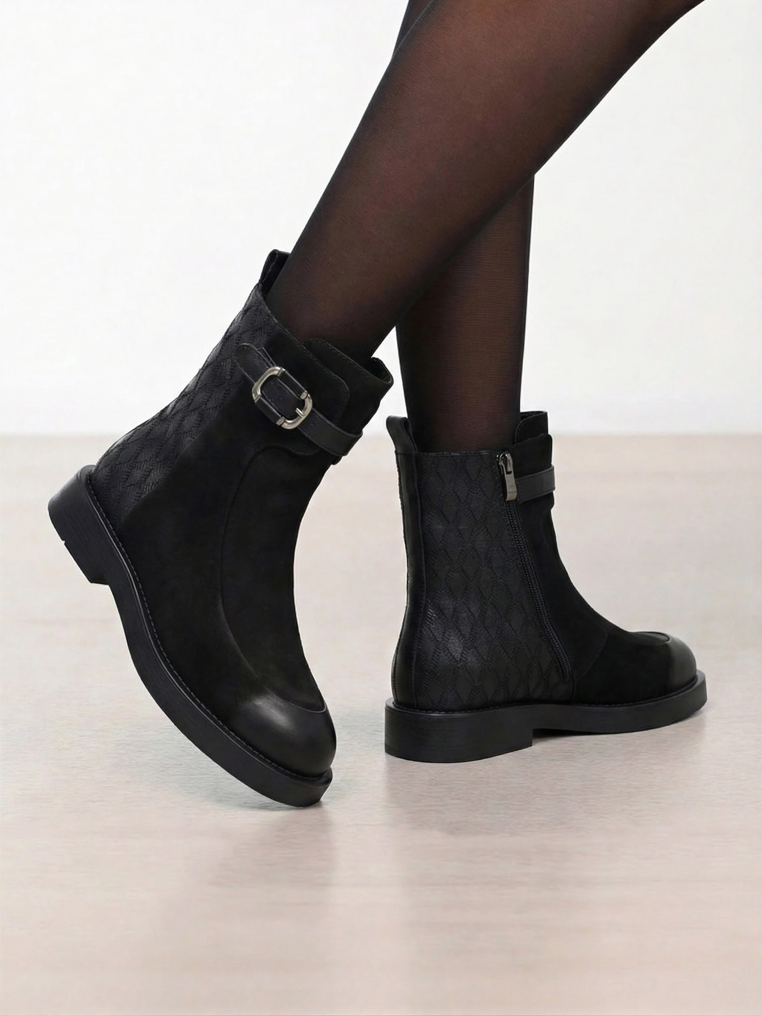 Ботинки комбинированные черного цвета на среднем каблуке